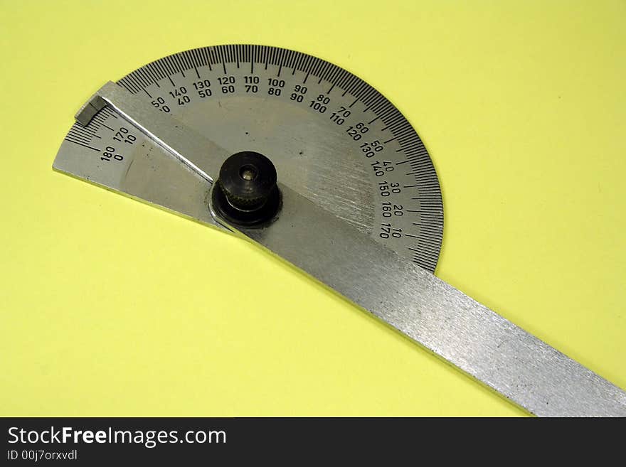 Machinists protractor ensures