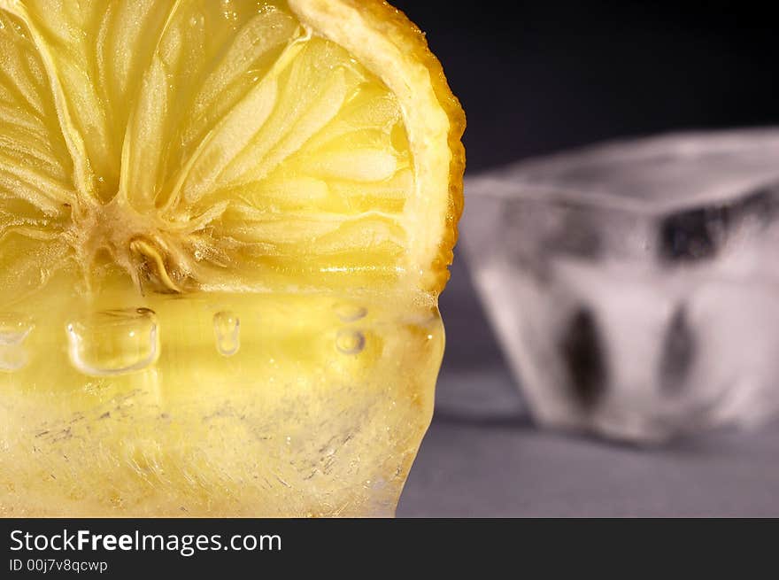 Photo of lemon in the ice