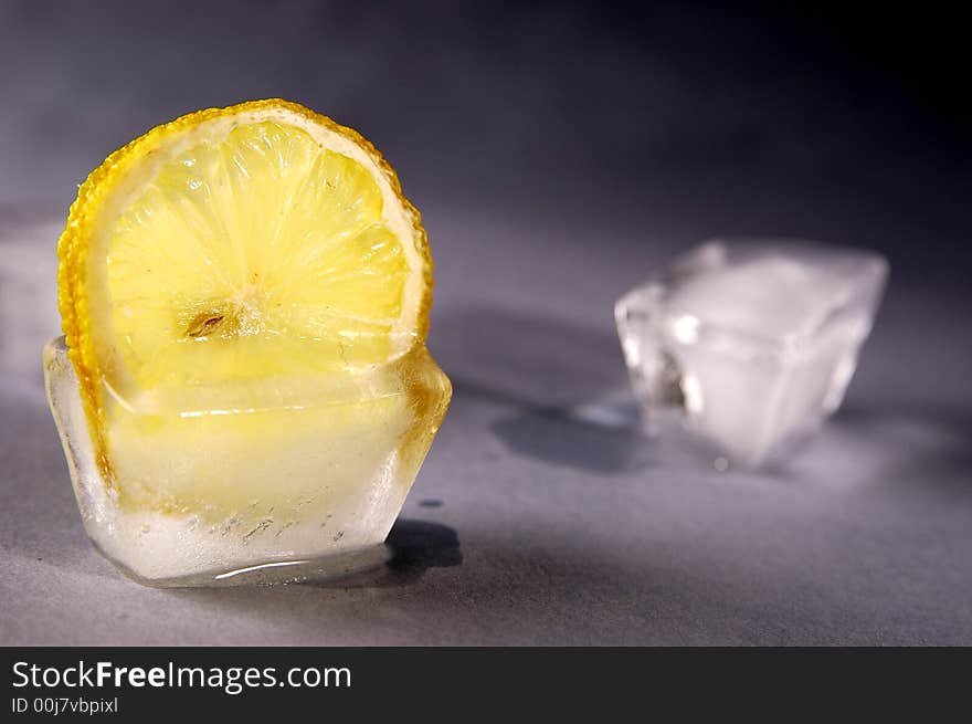 Photo of lemon in the ice