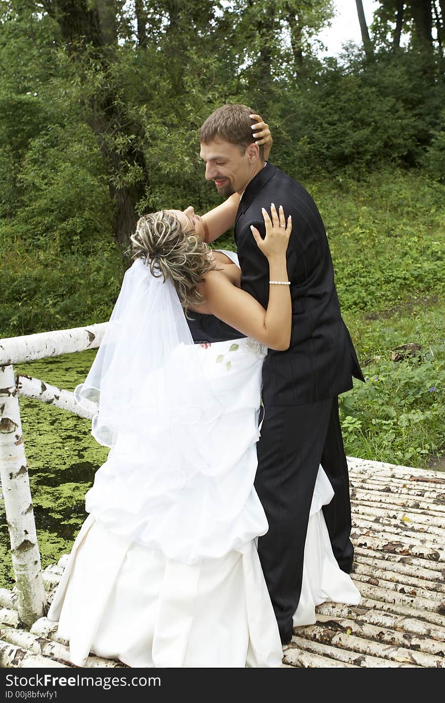 A couple on their wedding day kissing