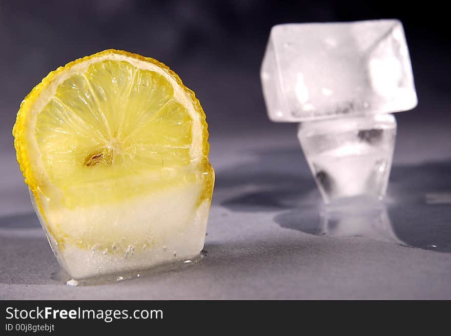 Photo of lemon in the ice