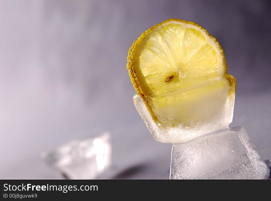 Photo of lemon in the ice