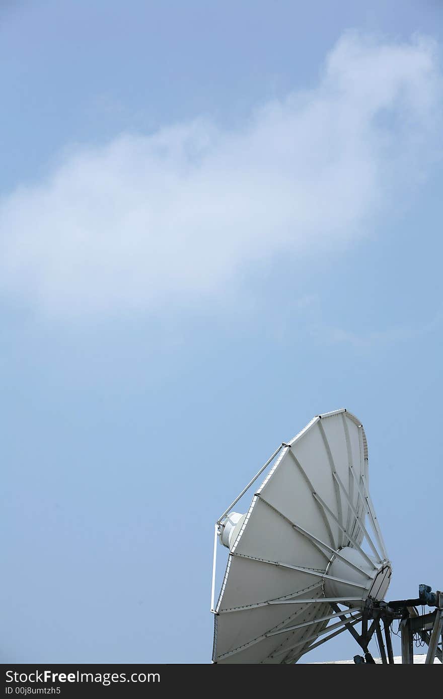 An antenna with the blue sky