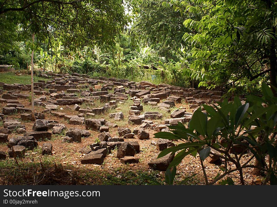 Stones near Nalanda gedige