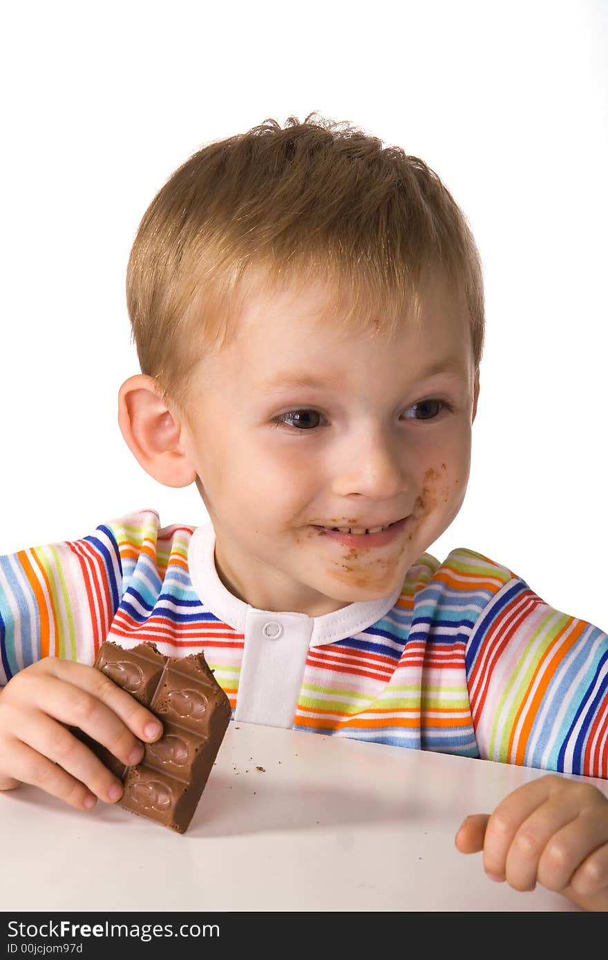 The child was smeared with chocolate and dared. The child was smeared with chocolate and dared