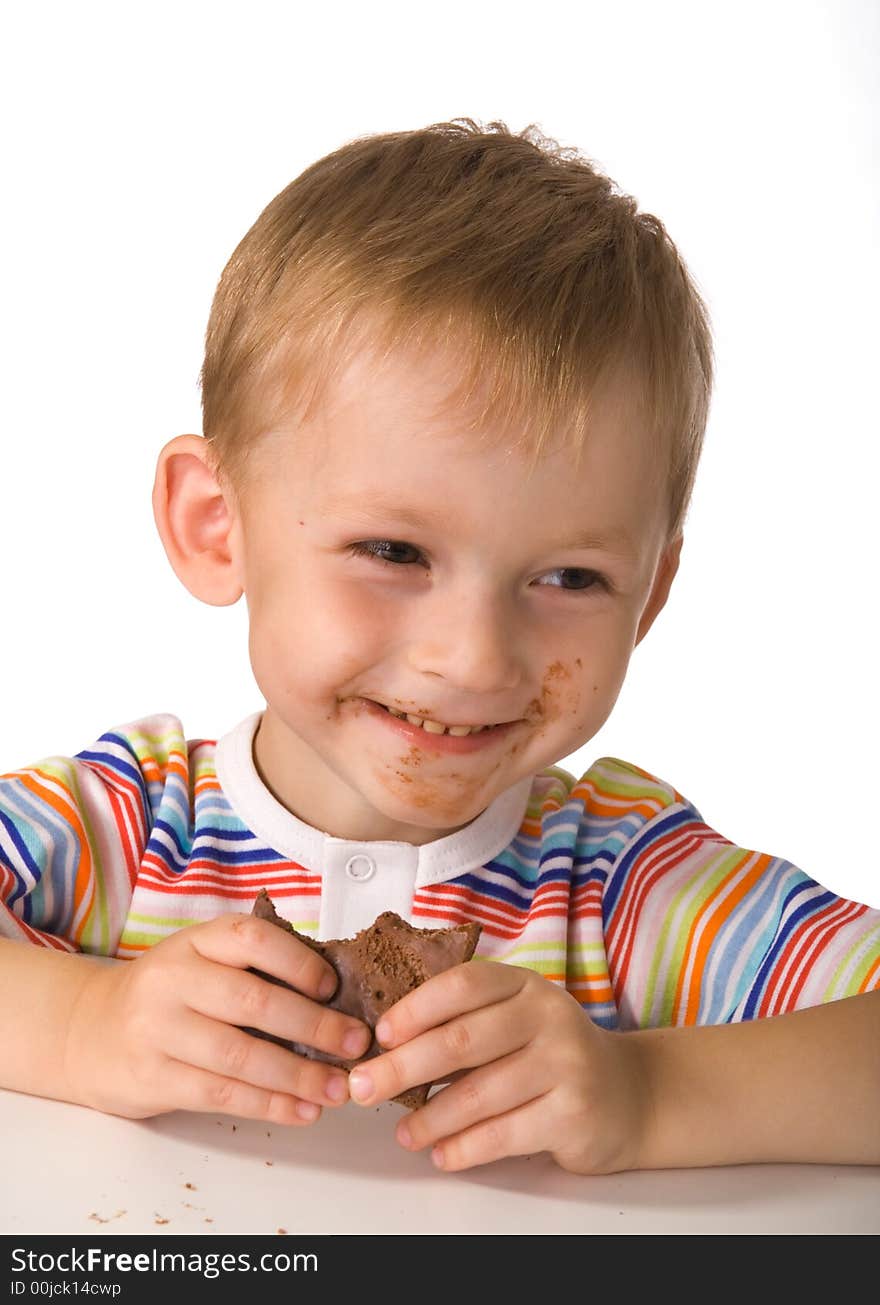 The child was smeared with chocolate and dared. The child was smeared with chocolate and dared