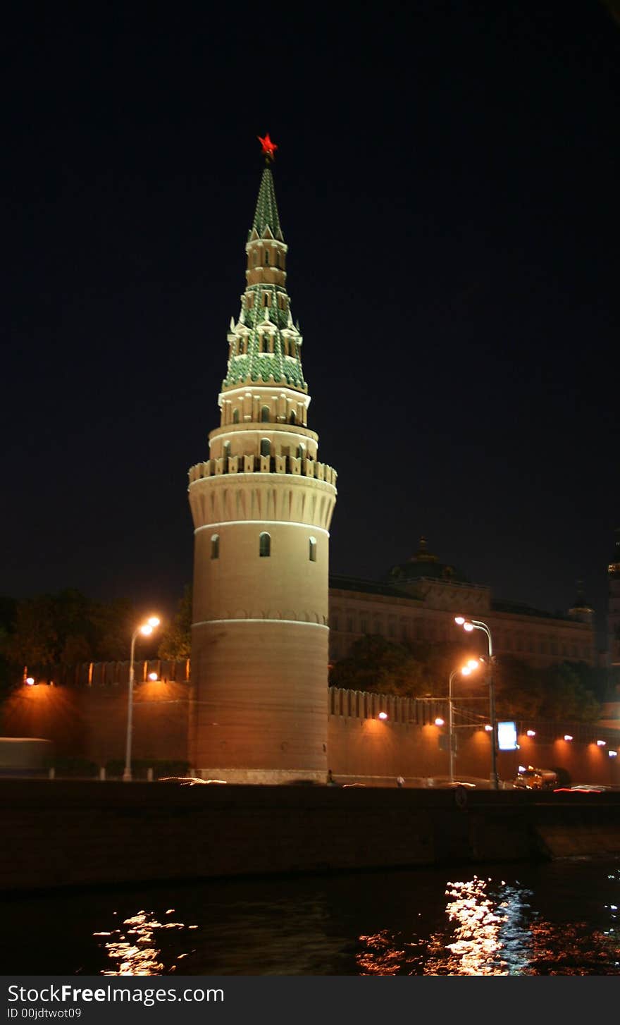 Night appearance from Moscow river. Kremlin.