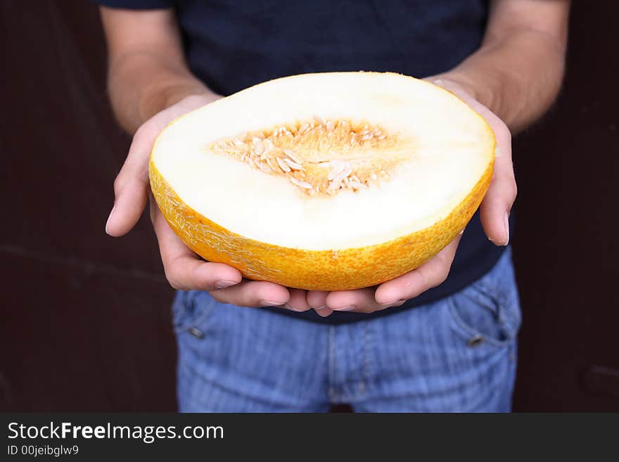 In a hand a melon