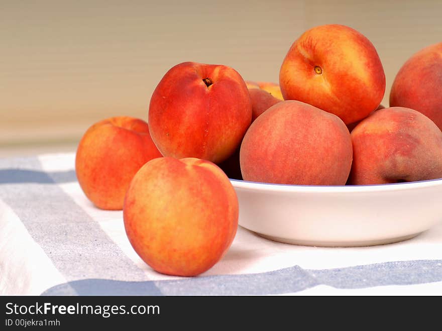 A bowl of fresh ripe peaches