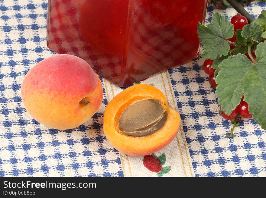 Red currants jam with apricots