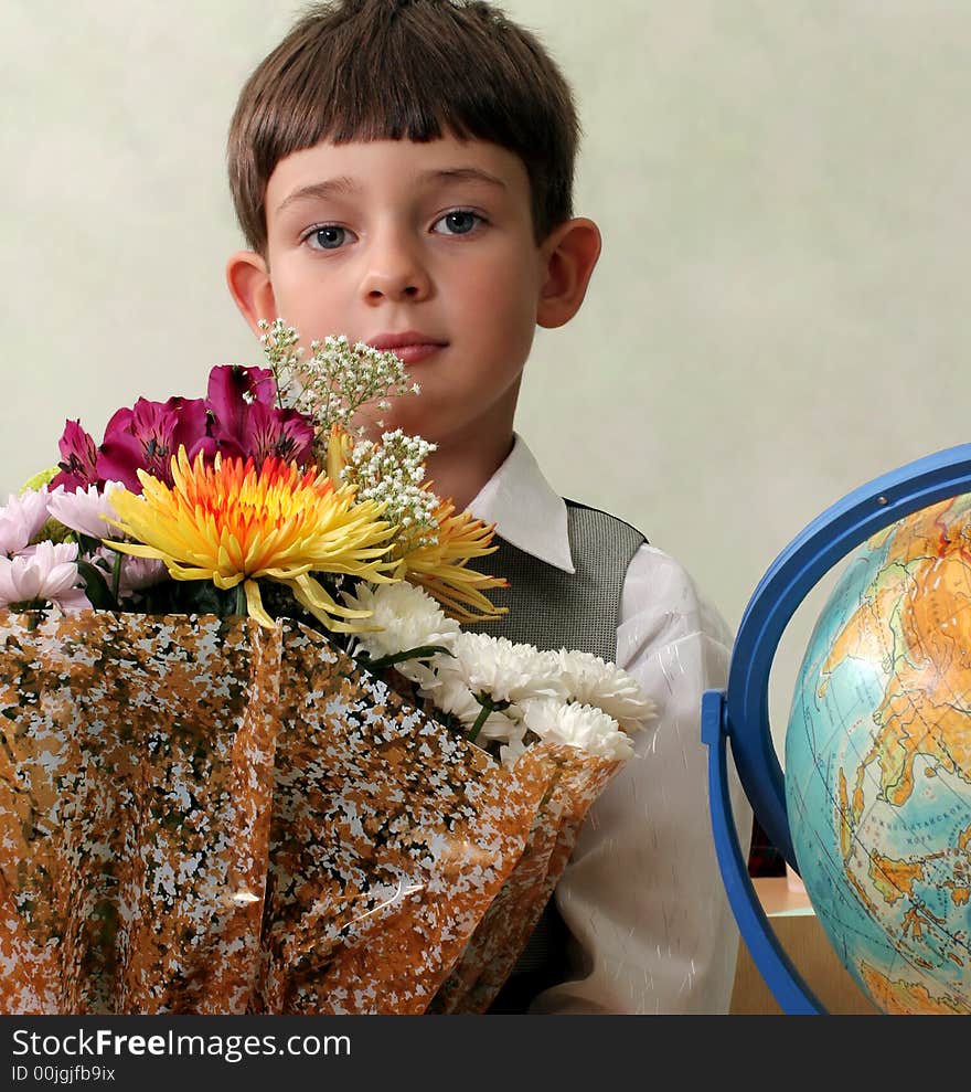 Canon 20D. Portrait of the schoolboy with the globe. Canon 20D. Portrait of the schoolboy with the globe