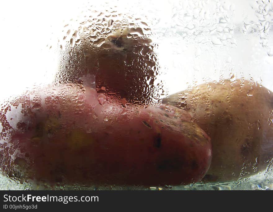 It gives vegetables. They filtered in the steamer. It is transparent and visible drops 
the water inside. It gives vegetables. They filtered in the steamer. It is transparent and visible drops 
the water inside.