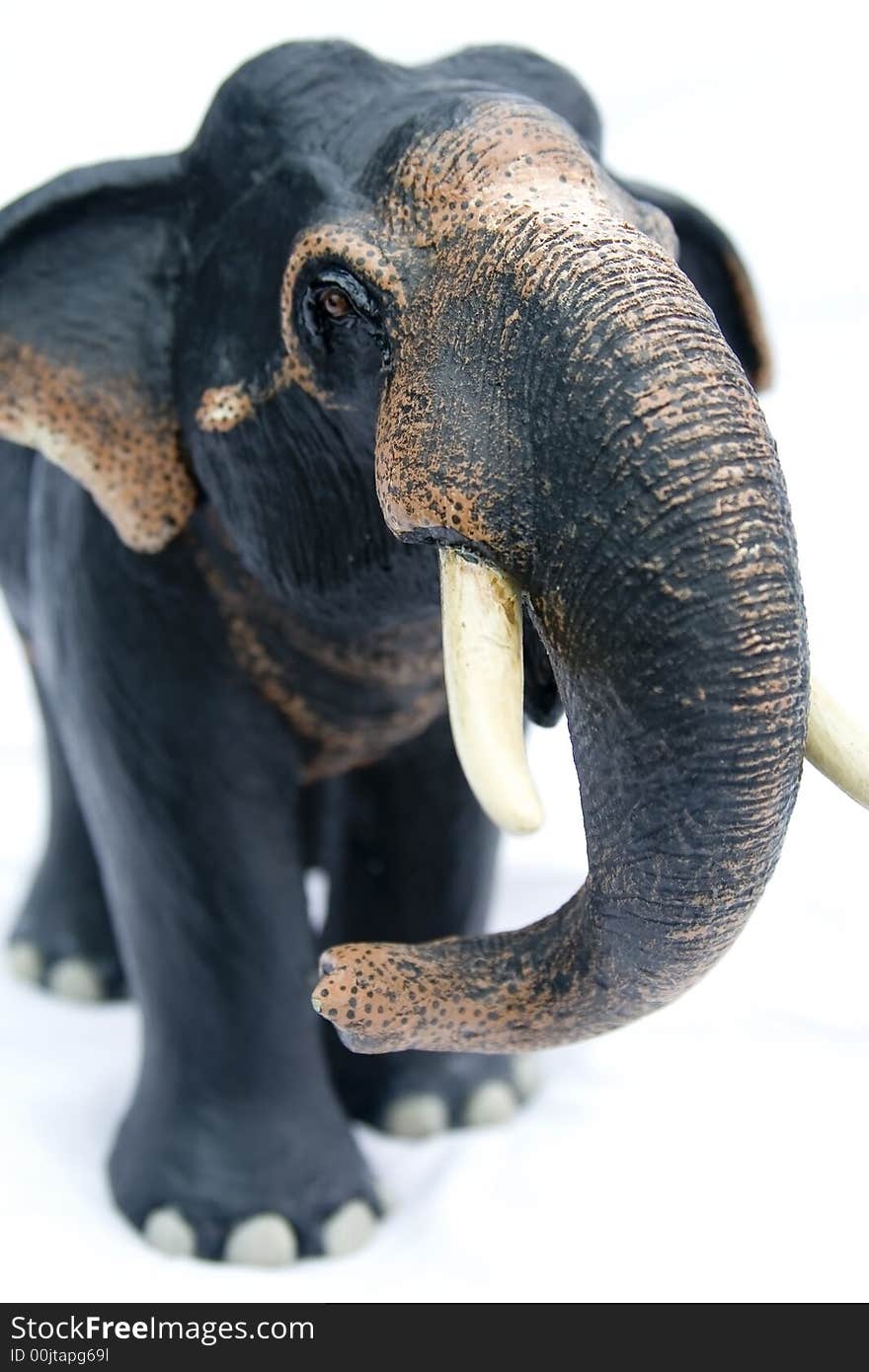 Picture of a elephant statue with sharp and unsharp regions.