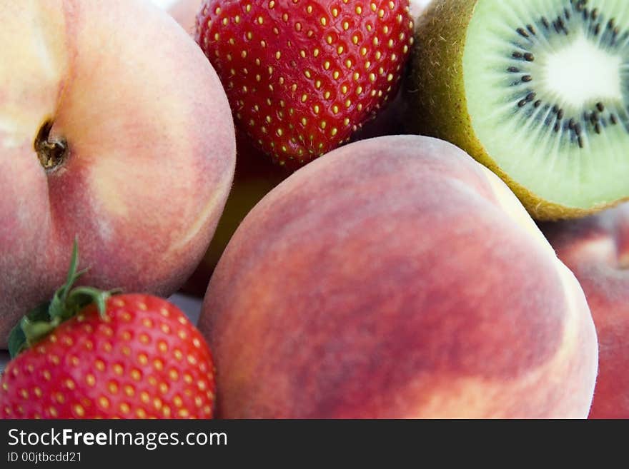 Tasty fruit collection with strawberry, kiwi en peaches