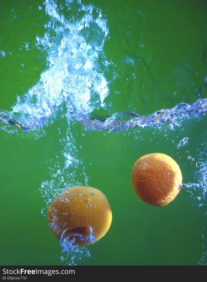 Oranges submitting to water from height