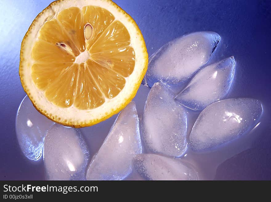 Photo of lemon in the ice