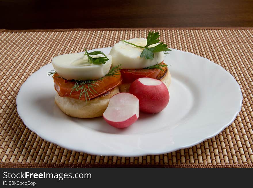 Easy breakfast with loaf, tomato and eggs