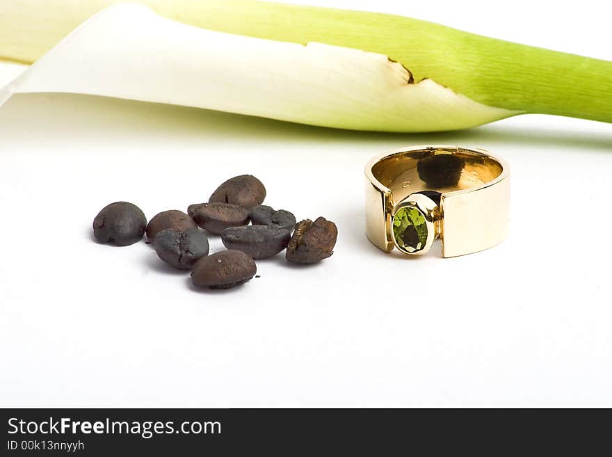 Gold ring with green stone and flower