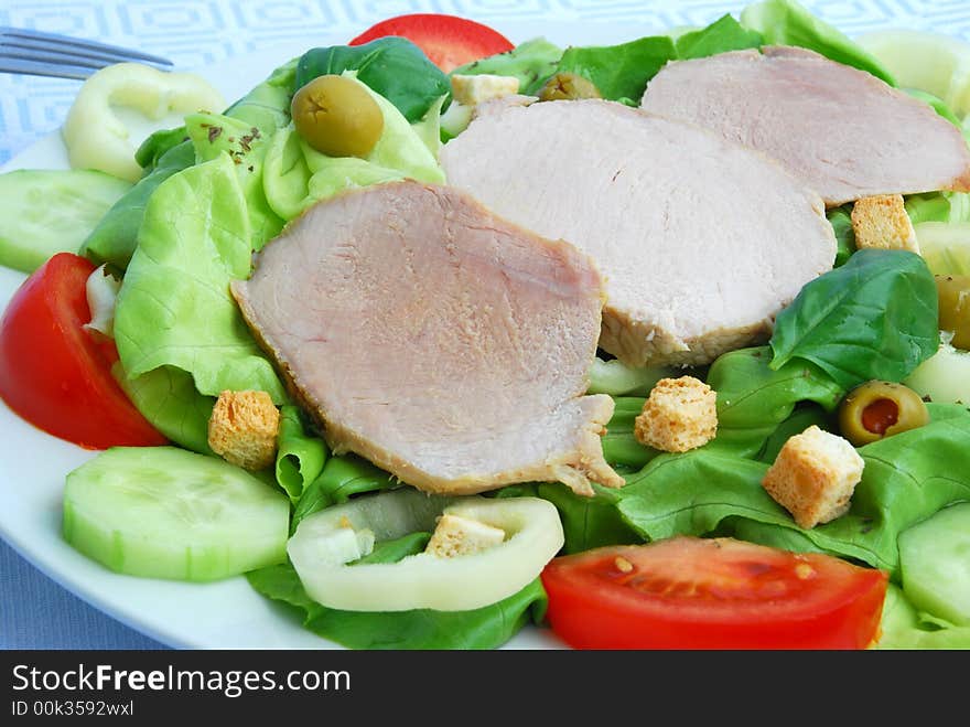 Tomato-lettuce salad with pork