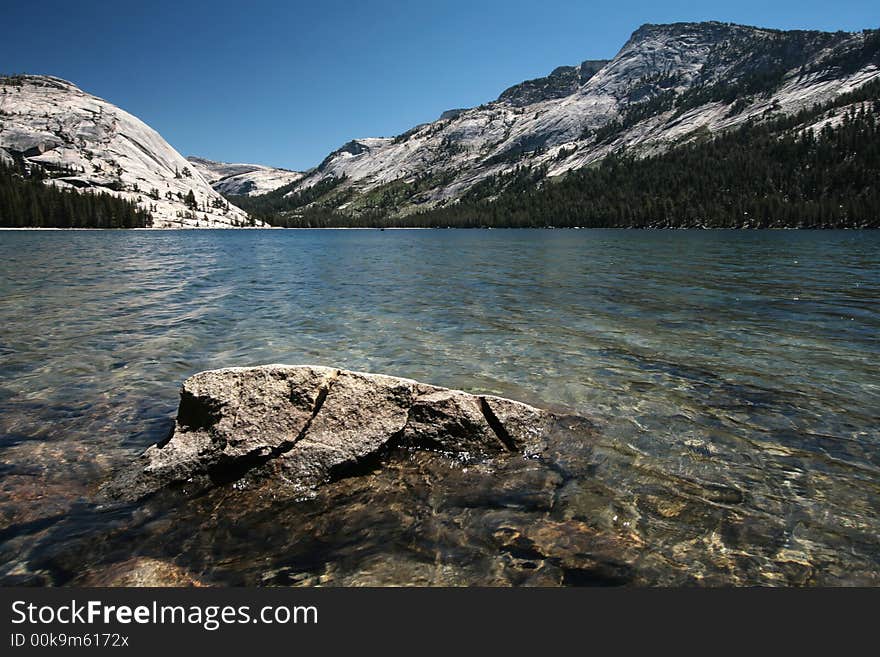 Picture of the tenaya lake in Yosemite national park.