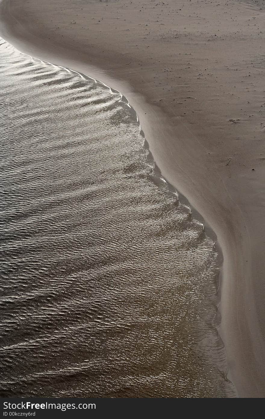 Sand and water forms in the river shore