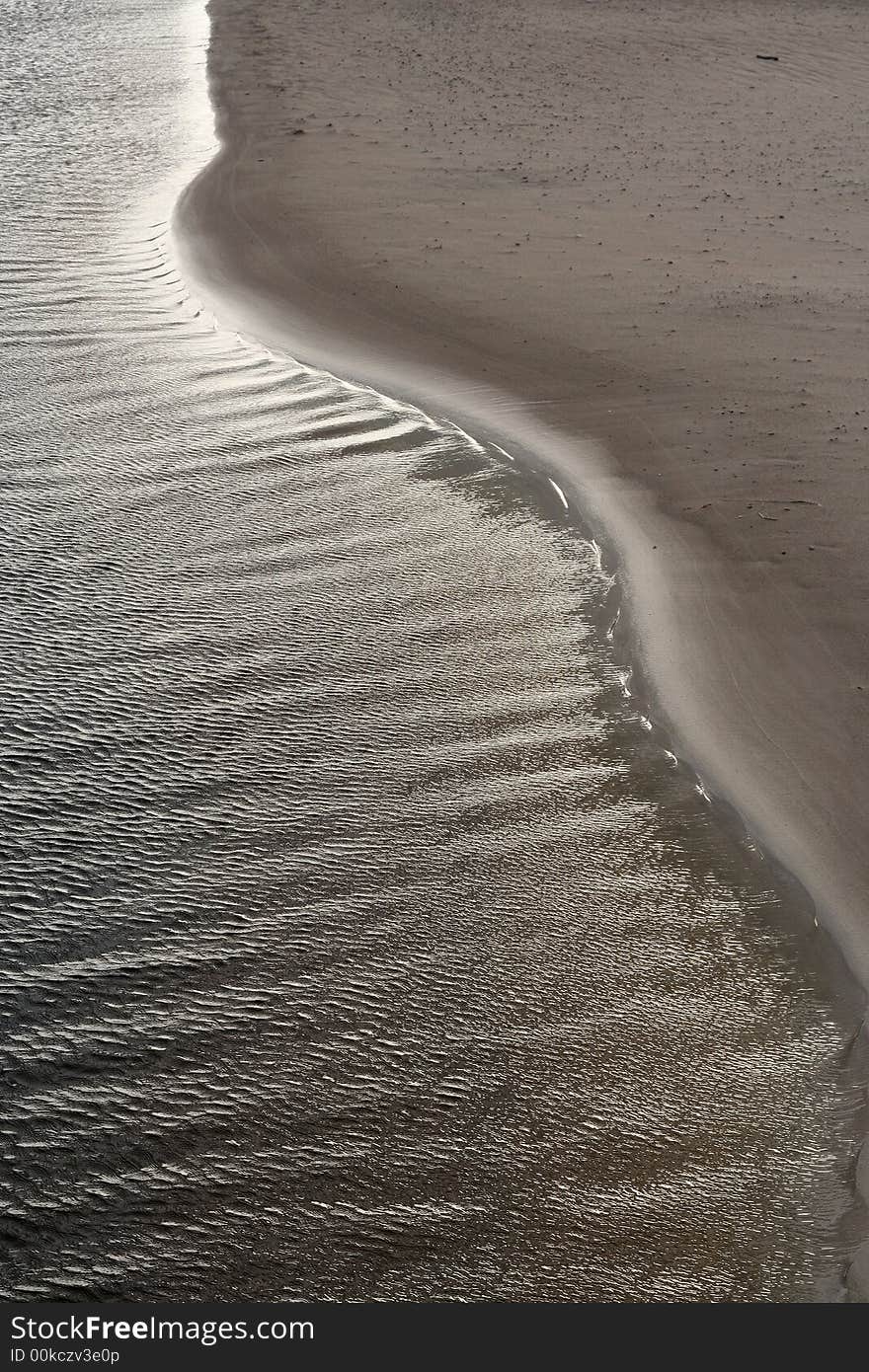 Sand and water forms in the river shore