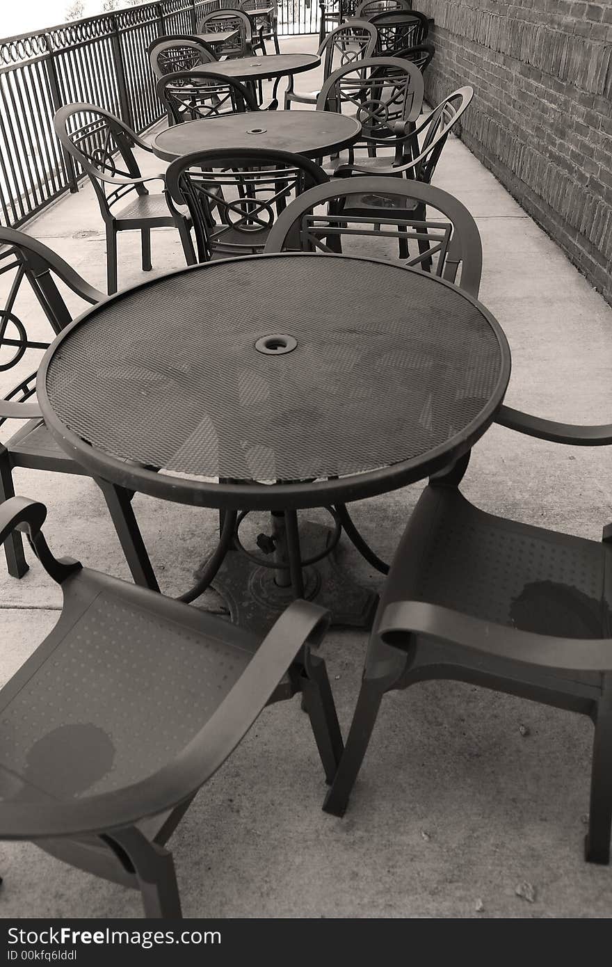 Steel tables in line at an outside resturaunt