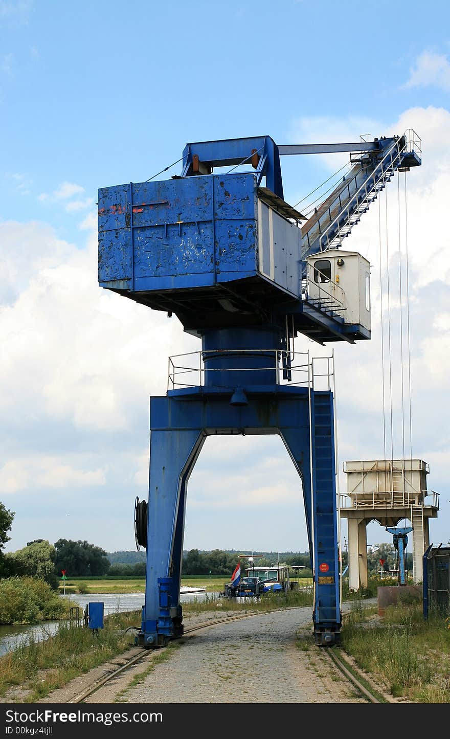 Crane for loading and unloading sand and shingle, supplied by ships over the river IJssel, near a factory to make cement. Crane for loading and unloading sand and shingle, supplied by ships over the river IJssel, near a factory to make cement.