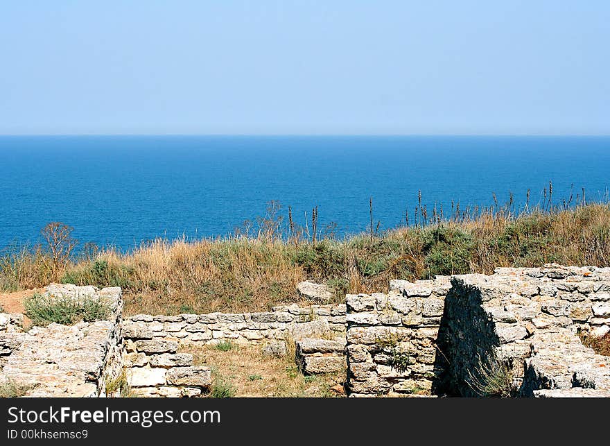 Rocky seashore woth the view on horizon