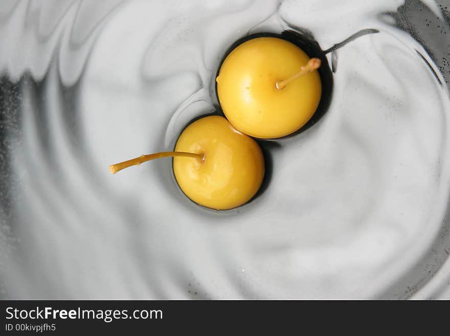 Image of two fresh fruits in water