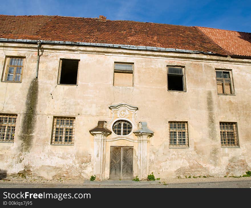 An old broken down house in the oldtown