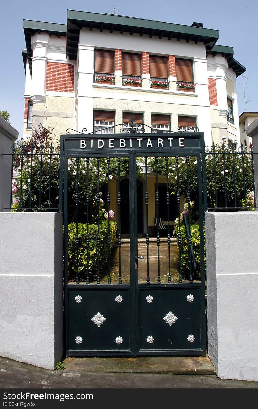 An iron gate to a nice spanish house