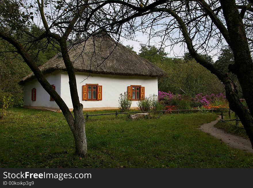 Early in the morning, in the country, a house is seen from the bottom of a hill.