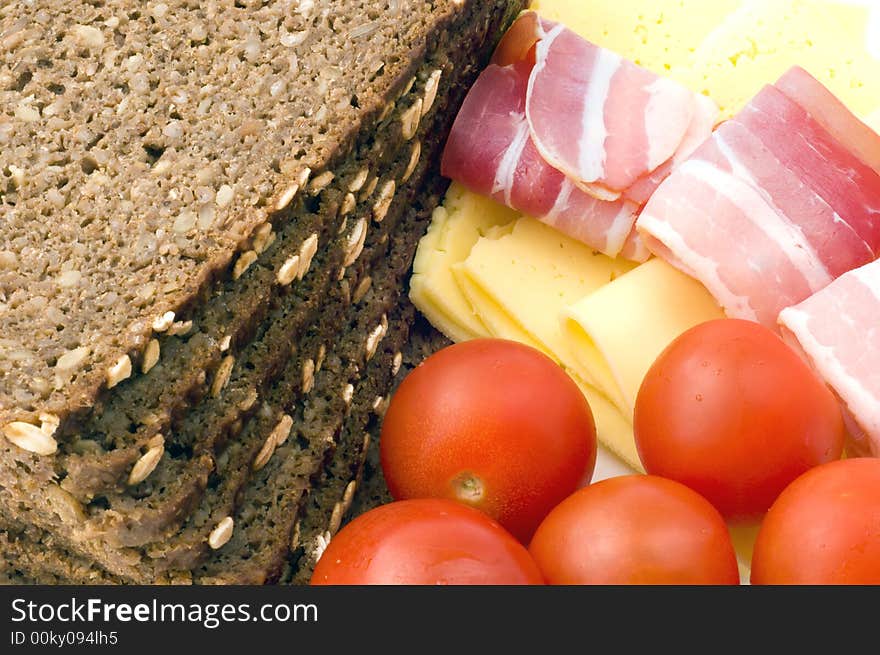 Healthy breakfast, brown bread with seeds, tomatoes, ham and chesse