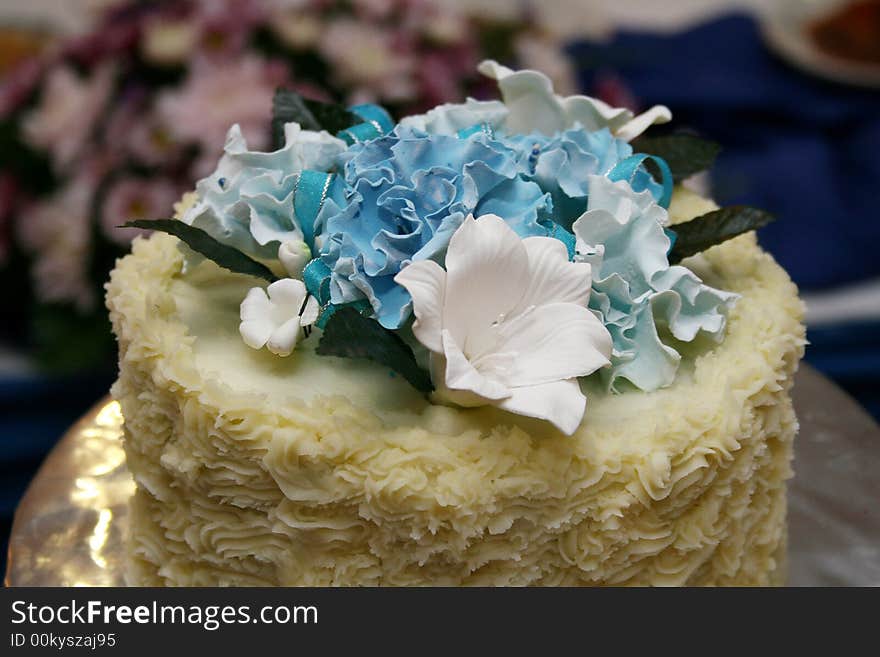 A close-up view of beautifully decorated wedding cake.