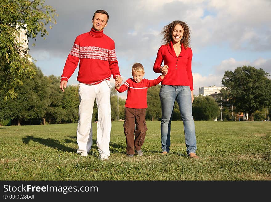 Father and mother run, holding son for the hands. Father and mother run, holding son for the hands