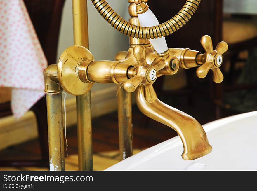 Retro-styled copper faucet