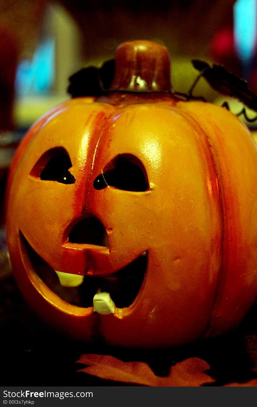 Small pumpkin with white teeths