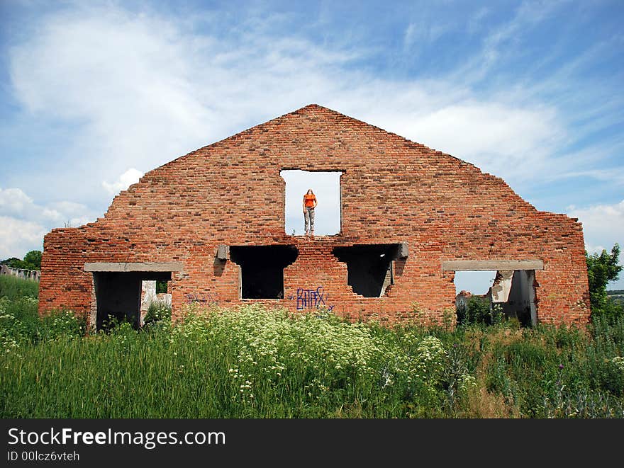 Woman_on_ruins