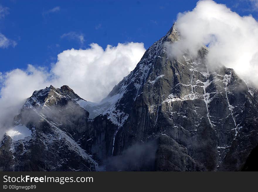 Bi-Peng valley is a beautiful valley lies in the north-west of Sichuan P.R.China.The four girls mountain just besides the Bi-Peng valley.