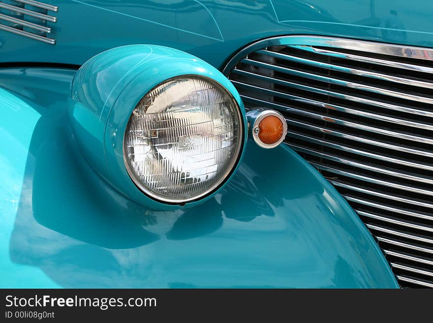 Nice headlight and signal light on an antique custom hot rod at a car show in Kansas.