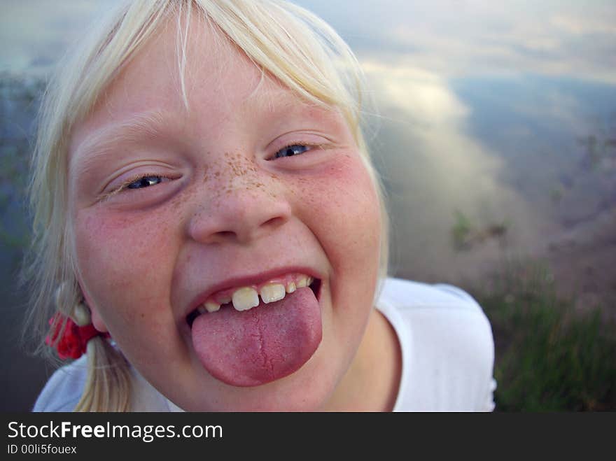 The ridiculous blond girl shows language. The ridiculous blond girl shows language