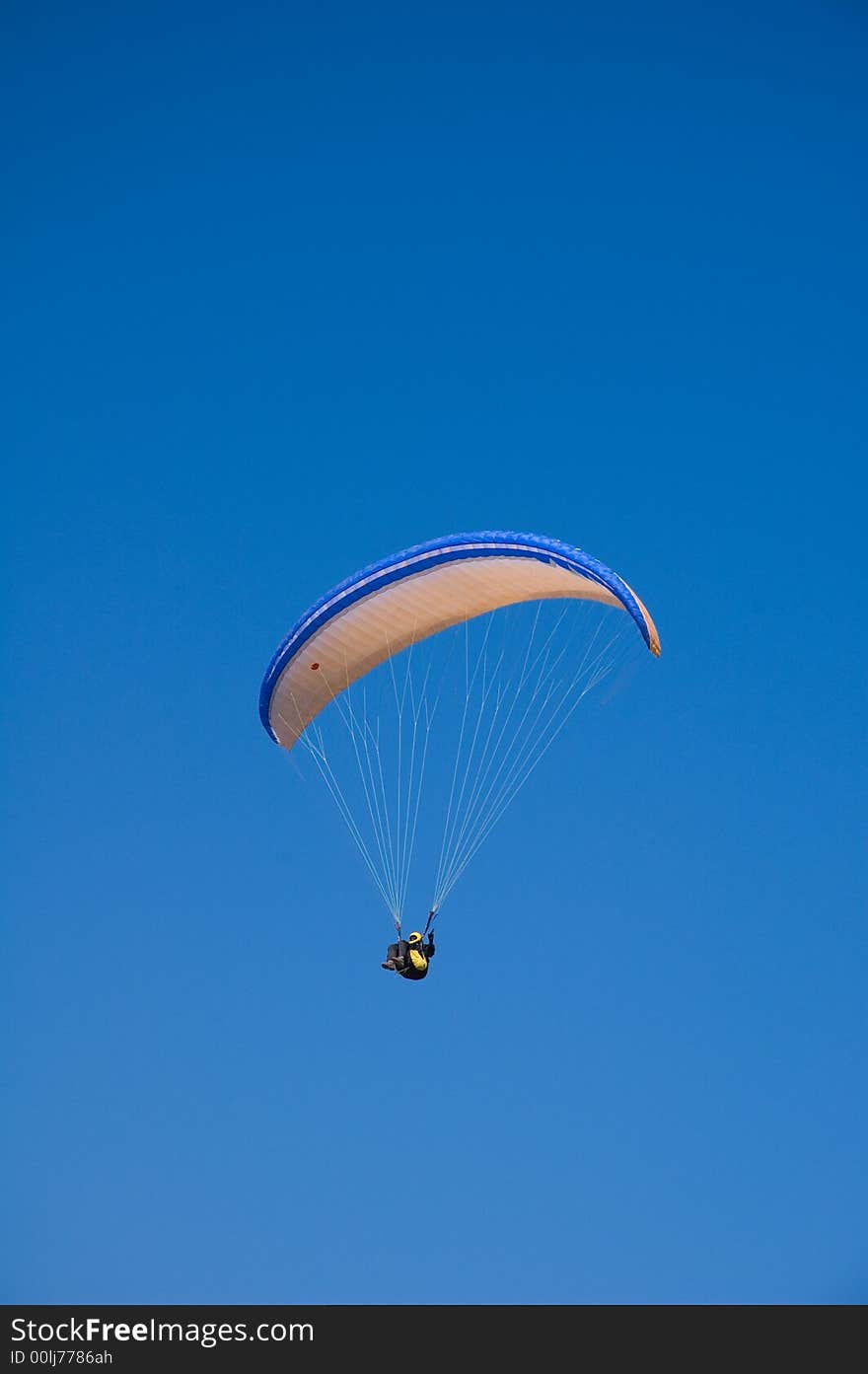 Free flight of bold paraglider in the bottomless skies