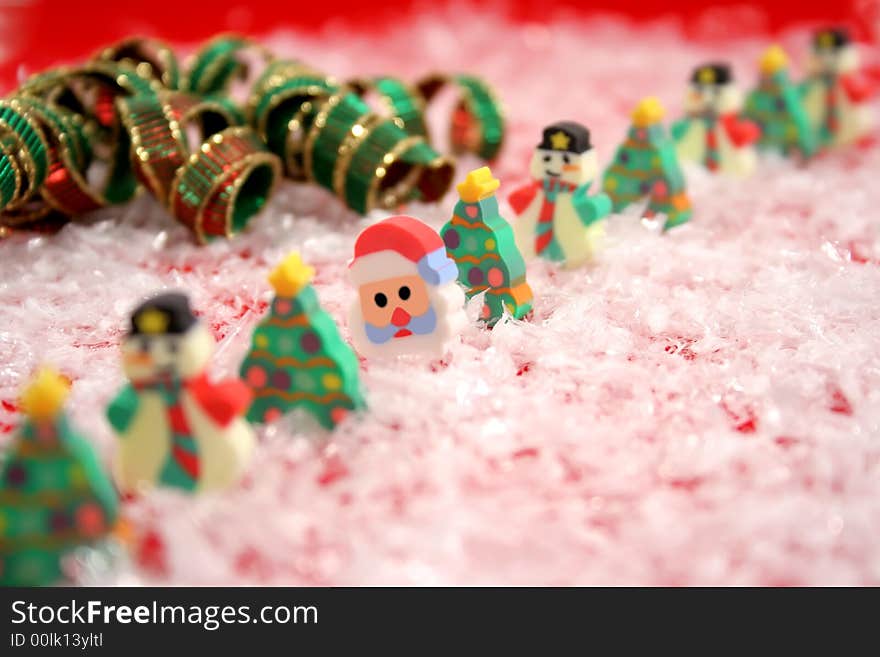 Christmas decoration on snow carpet.(Objets). Christmas decoration on snow carpet.(Objets)