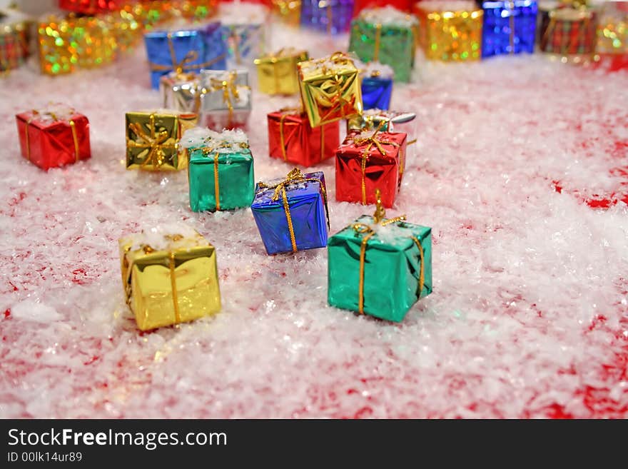 Christmas decoration on snow carpet.(Objets). Christmas decoration on snow carpet.(Objets)