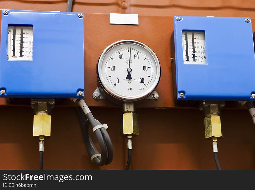 Pressure gauge an pressure controllers