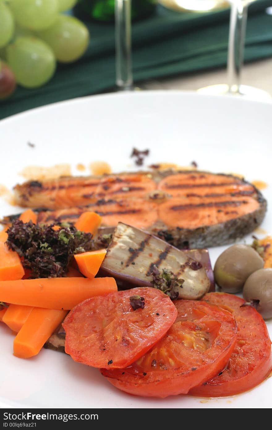 Pan seared salmon served with brinjal, carrots, sliced tomatoes and white wine