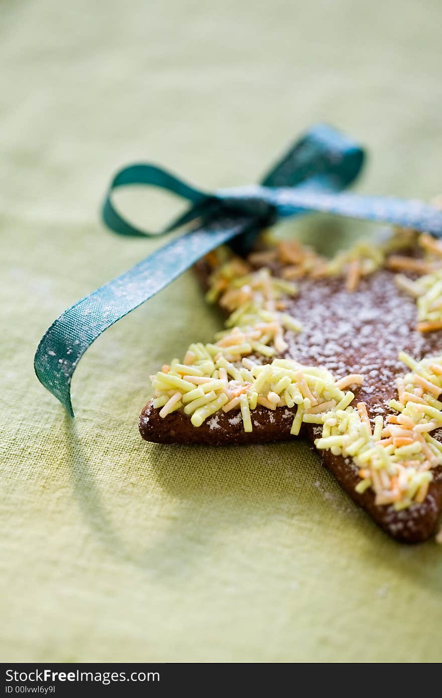 Decorated gingerbread cookies with green bow