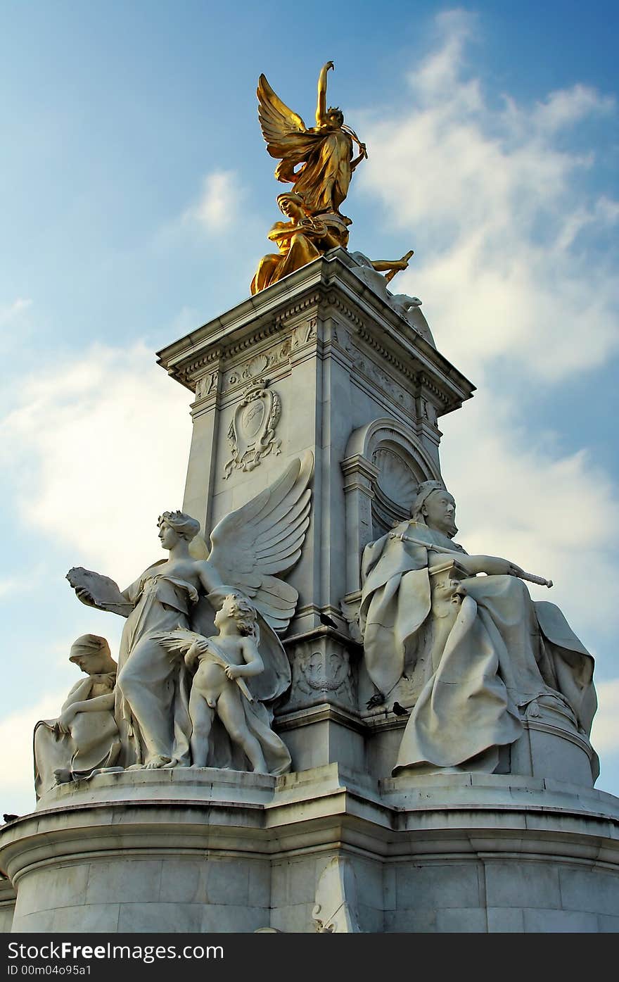 Statue in front of the Buckingham Palace called Victoria Memorial