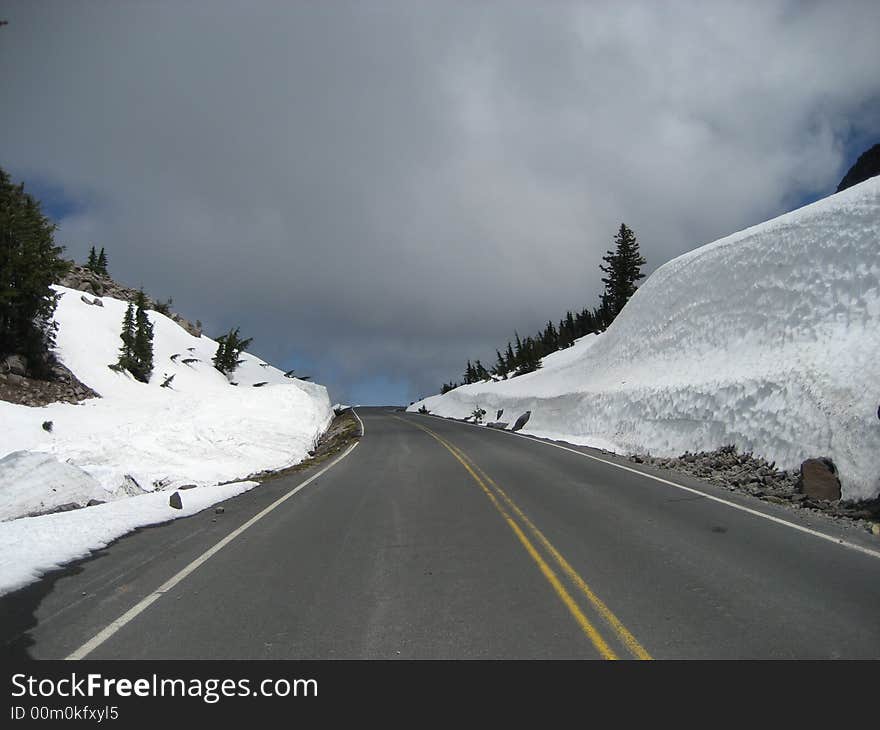 Road through Crater Lake NP